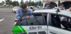 Un total de 157 sanciones se han aplicado a taxis que portaban polarizado y se procede, por parte de inspectores de la subsecretaría de movilidad y transportes al retiro del mismo
