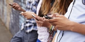 adolescenti-dipendenza-smartphone-madima.altervista