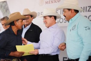 Entregan Aispuro y Cházaro apoyos para 17 mil productores
