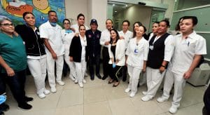 Fotonota Visita Emerson Fittipaldi a niños con cáncer en Durango (3)