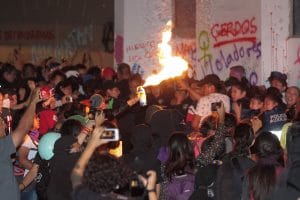 Manifestantes intentan incendiar estación de policía
