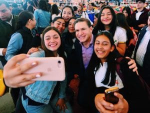Convive Aispuro con jóvenes, en conferencia Retomar (2)
