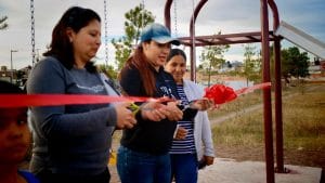 DONA LA MITAD DE SU SUELDO 31