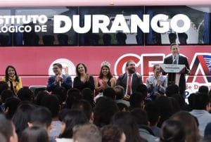Entrega Aispuro becas y autobús a alumnos del ITD