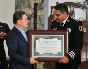 Fotonota Gobernador entrega reconocimiento al comisario Jesús Ignacio Peralta