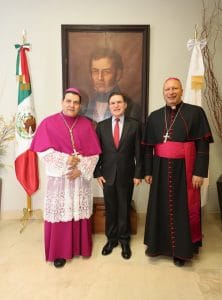 Fotonota Gobernador y miles de feligreses reciben al nuevo Arzobispo de Durango