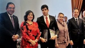 Recibe duranguense Premio Nacional de Contraloría Social 2019