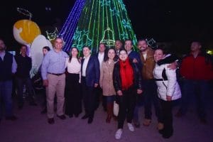 - En el marco del Festival Navideño en Familia, el Gobernador José Rosas Aispuro Torres y el Alcalde Jorge Salum del Palacio encendieron la Villa Navideña y la proyección del Video Mapping “El Secreto de la Esperanza” sobre la fachada del Museo Francisco Villa en la Plaza IV Centenario ante un cielo iluminado.