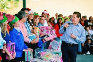 Conviven Gobernador y su esposa con la niñez duranguense
