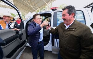 Entrega Gobernador equipo de seguridad y calentadores solares en Mezquital