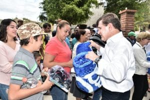 Fotonota Gobernador entrega apoyos invernales y juguetes en Tamazula (2)