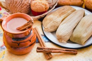 atole-chocolate-bebida-tradicional-mexicana-tamales_137422-1