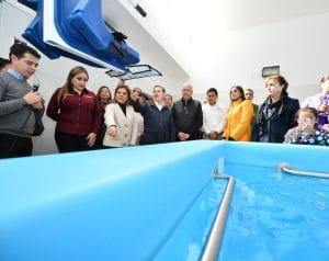 Entregan Aispuro y Sra. Elvira, otro tanque de hidroterapia