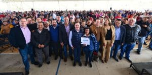 Entregan Gobernador y Alcalde apoyos ecológicos para 400 familias (2)