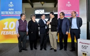 Entrega Gobernador auto nuevo a contribuyentes cumplidos