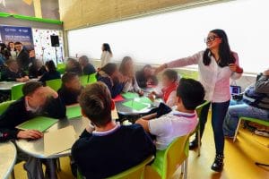participan niños y niñas en foro