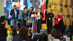 fotonota convive Aispuro con jovenes
