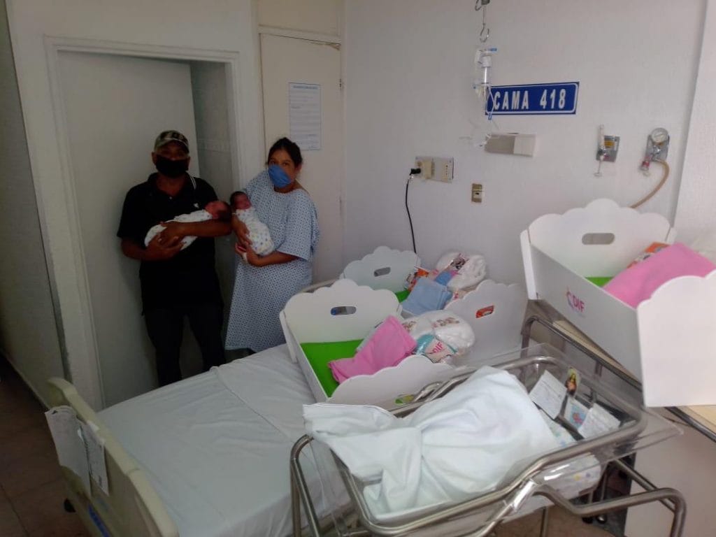 Entrega DIF Estatal, cunas para los trillizos recién nacidos