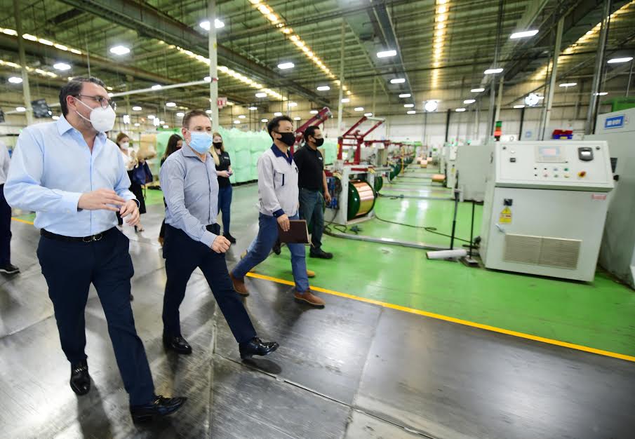 2. Inaugura Aispuro expansión por 65 MDD de empresa Kyungshin en Durango