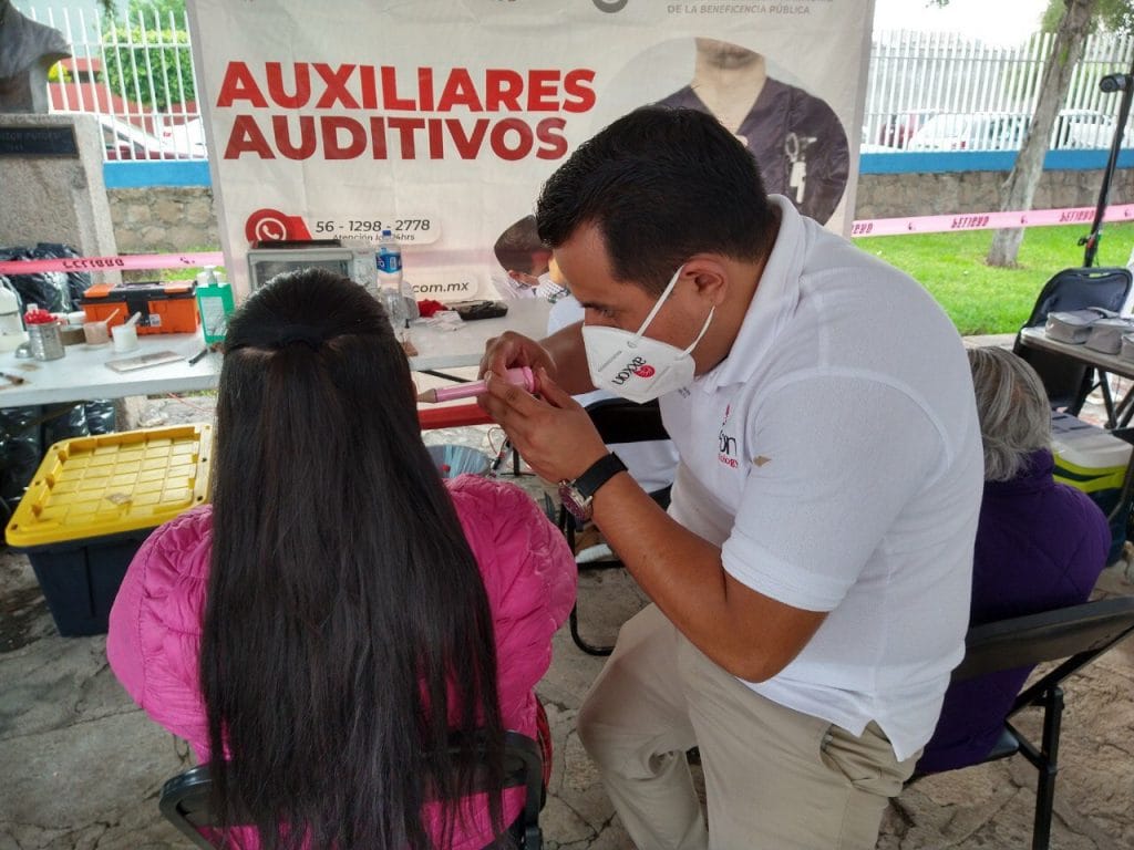 Gobierno del Estado entrega aparatos auditivos a adultos mayores (1)