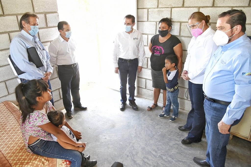 Entrega Aispuro apoyos a mil familias de Gómez Palacio