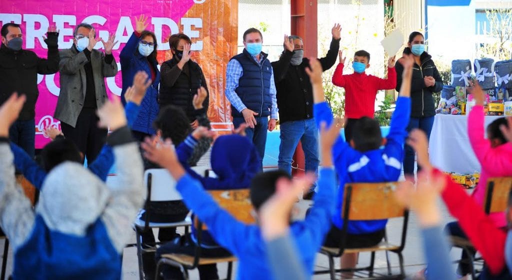 Entrega Aispuro apoyos invernales para los más vulnerables (3)