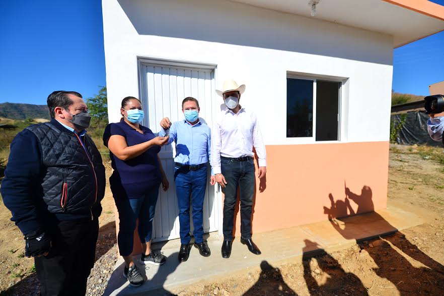 Entrega Aispuro más acciones de vivienda y obra social 4.