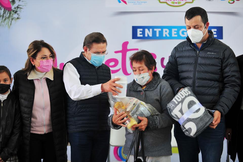 Lleva Aispuro y Sra. Elvira Operativo Invernal a Santiago Papasquiaroo