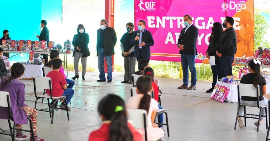 Llevan Aispuro y Salum más juguetes a la niñez de Durango (2)
