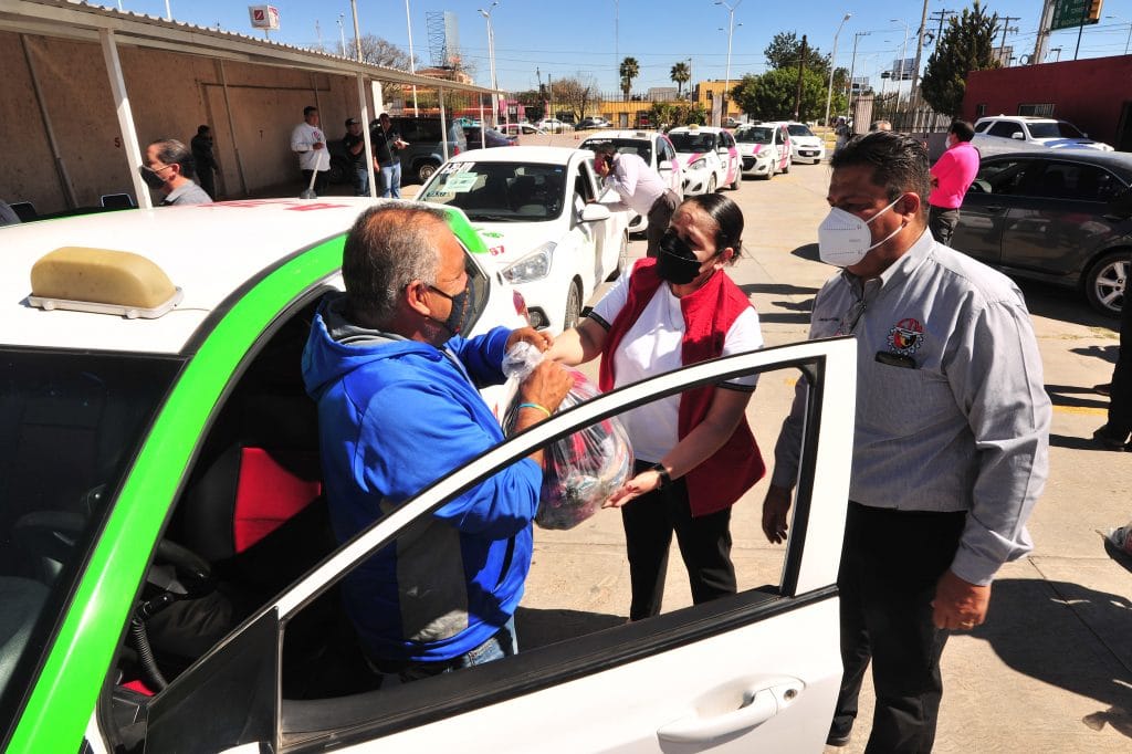 PRI entrega apoyos a taxistas