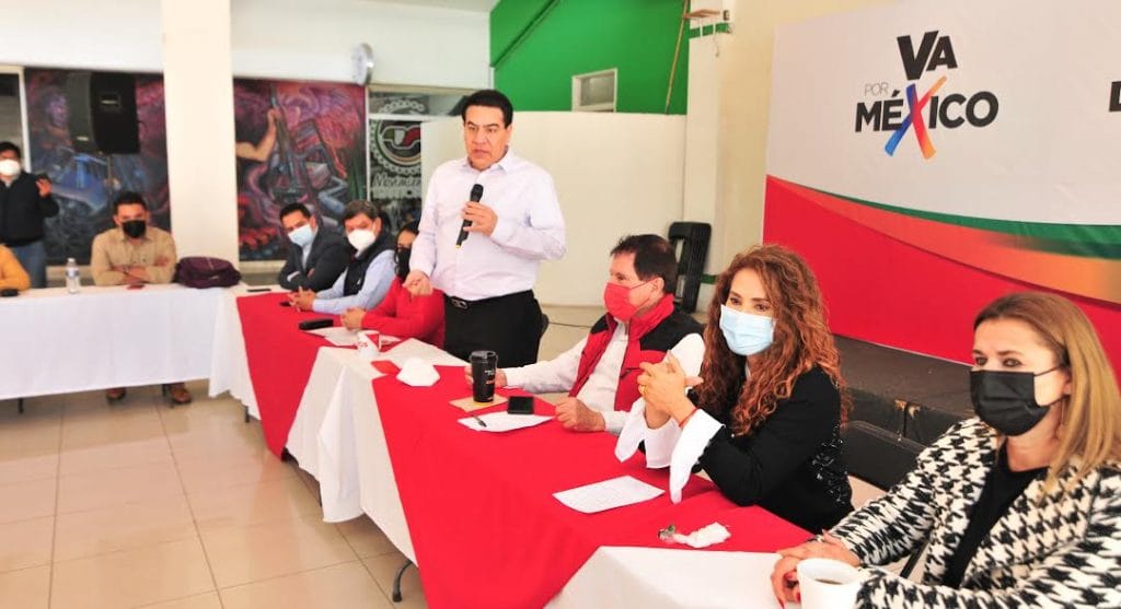 PRI recibe a Javier y Gina