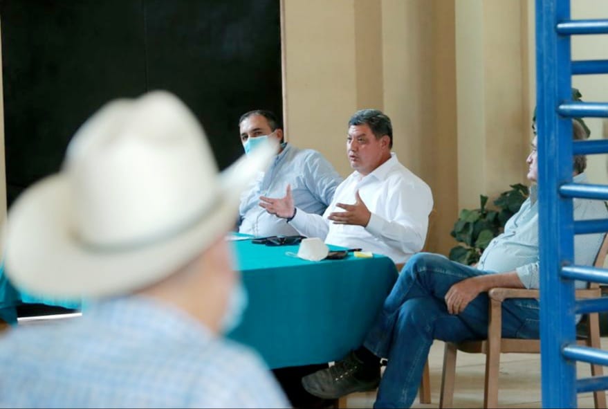 Ganaderos piden apoyo a Javier Castrellón ante problema de sequía