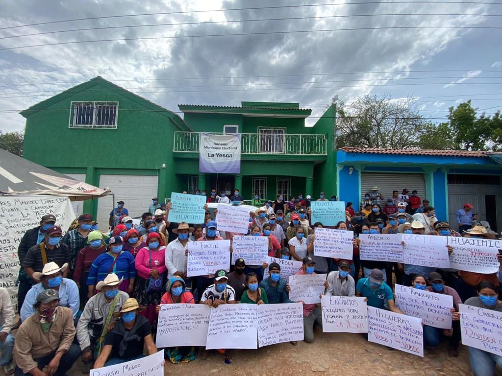 Grupo de presión de Alejandro Reyes Jiménez y su mamá Rosa Elena Jiménez Arteaga, que tienen tomado el Consejo Electoral Municipal en La Yesca.