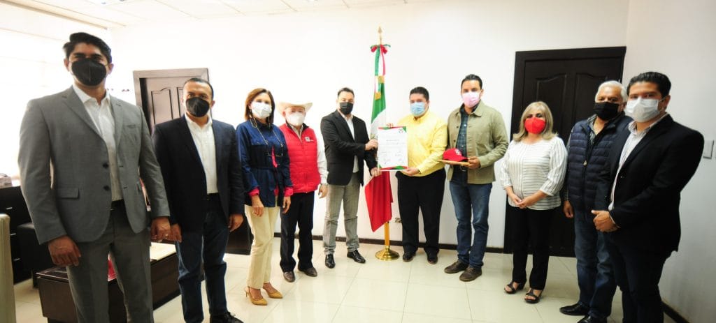 Recibe-reconocimiento-Arturo-Kampfner