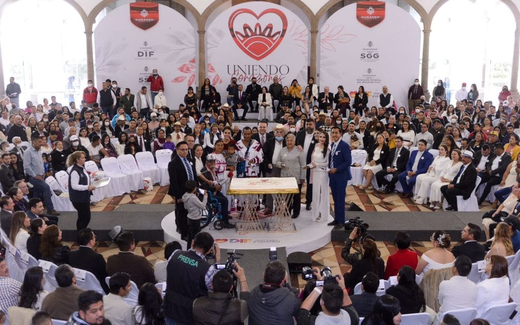 Celebran Marisol y Esteban la unión de dos mil 300 corazones en boda masiva (1)