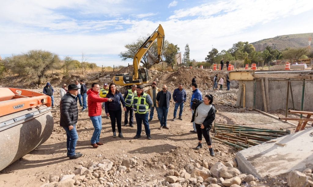 Esteban “le mete acelerador” a construcción de puentes en comunidades