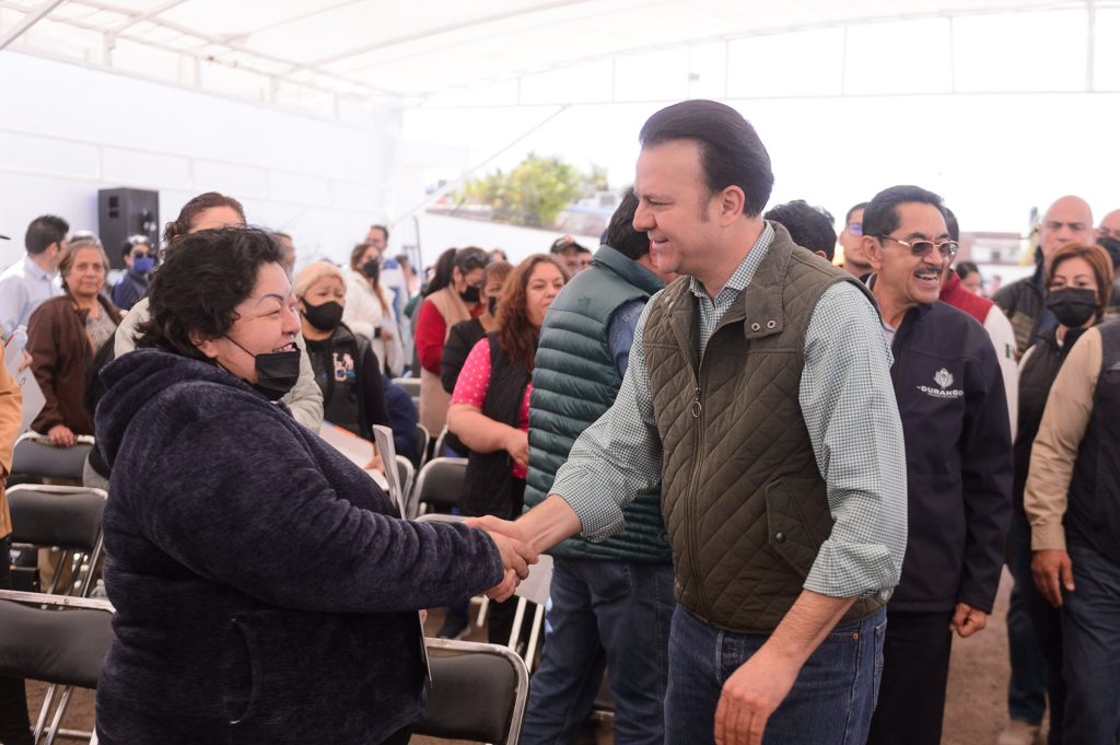 “Gracias a Esteban, tras años de espera, ya tenemos títulos de propiedad y un hogar seguro”- beneficiarios 1