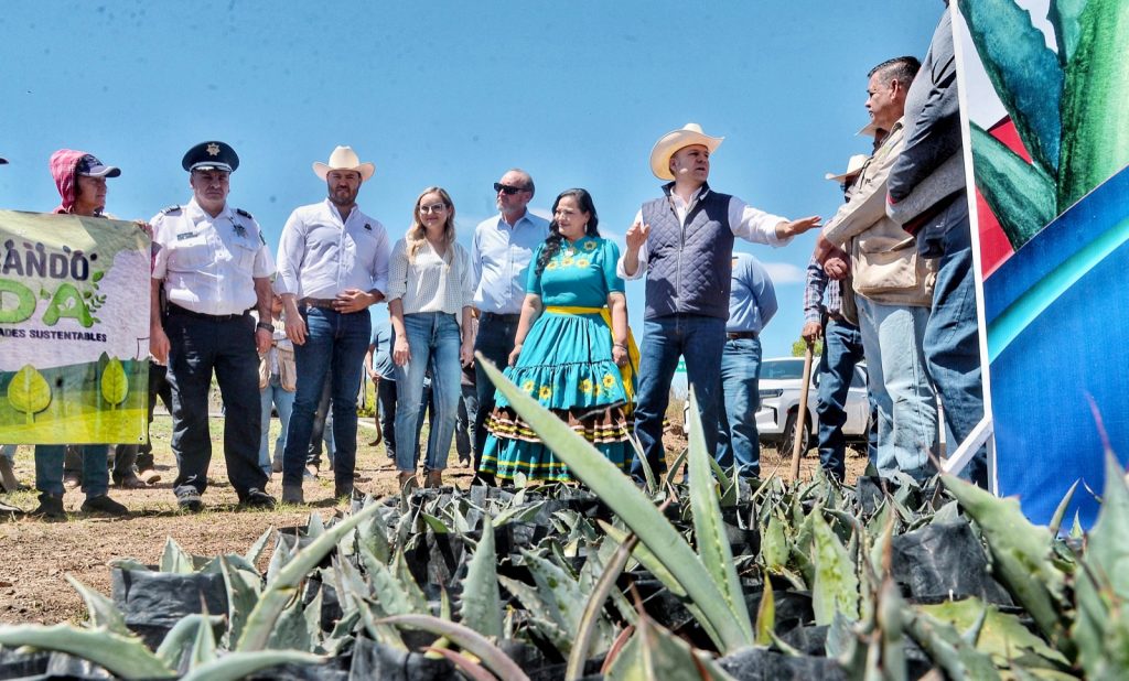 En unidad y trabajo lograremos un Durango Competitivo, Próspero y de Oportunidades Esteban (1)