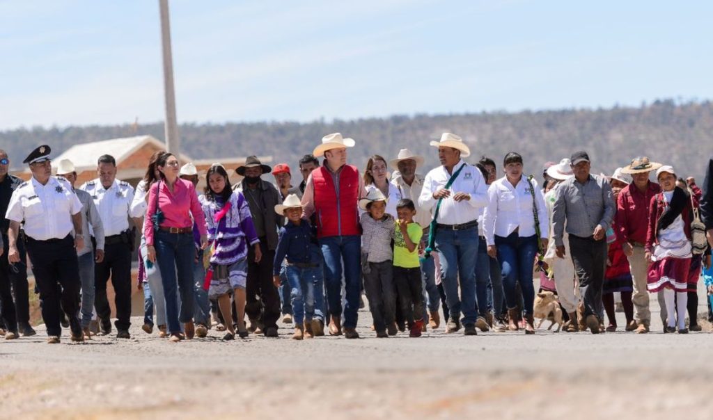 Esteban nunca llega con las manos vacías a los municipios comunidades indígenas (2)