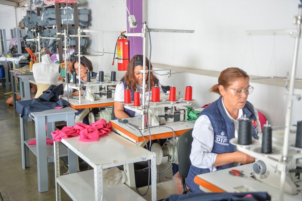 Vuelve la esperanza para 85 talleres textiles que confeccionarán uniformes escolares que regresó el Gobierno de Esteban