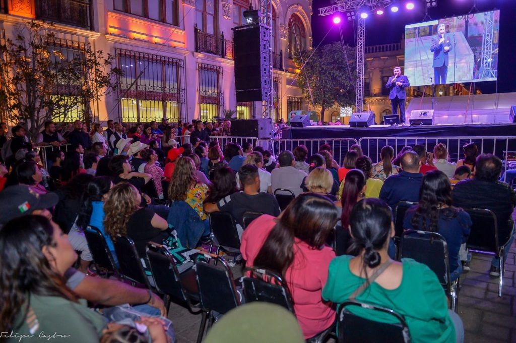 Disfrutan duranguenses junto con Marisol y Esteban del Festival de la Risa Durango 2023