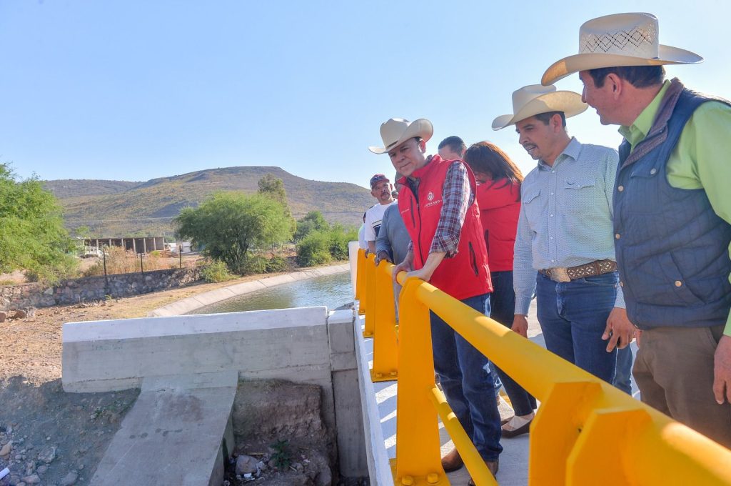 El agua les tumbó el puente; Gobierno de Esteban se los reconstruye con obra de calidad (2)