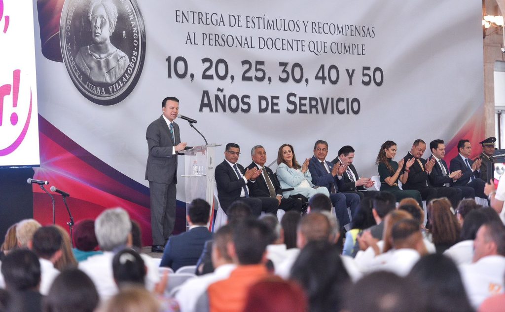 Respeto y dignificación de los maestros, se compromete Esteban con magistrerio de Durango en su día (1)