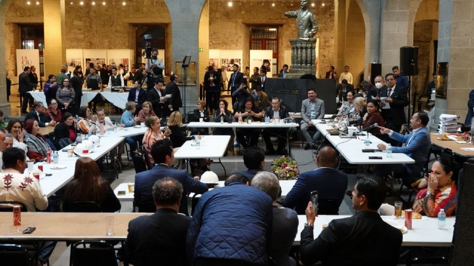 Senadores del partido oficial sesionando en las instalaciones de la vieja casona de Xicoténcatl