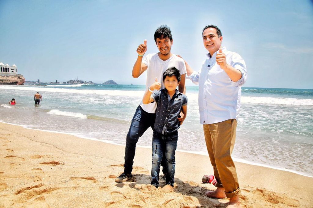 Al fin, Toñito conoce el mar y hace realidad su sueño (2)