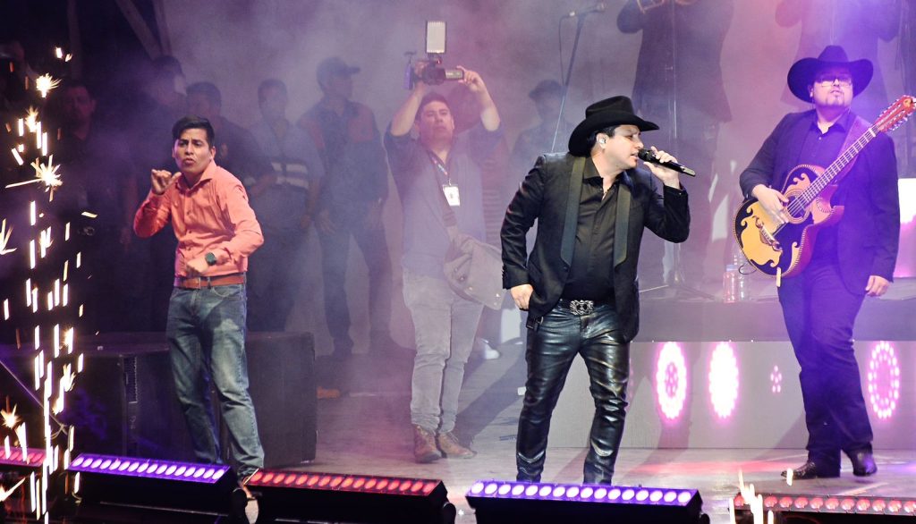 Durango es ejemplo de inclusión con intérprete de señas que revoluciona conciertos en la Feria Villista 20232