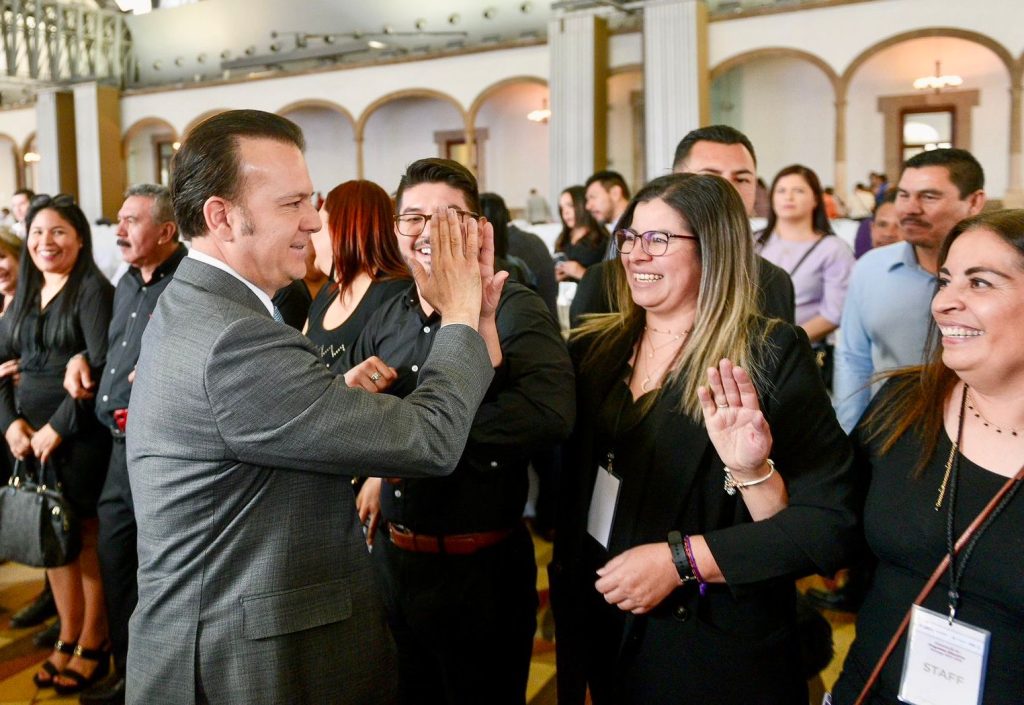 Esteban le cumple a los maestros del estado; a partir del lunes gozarán de un incremento del 8.2% a su salario (2)