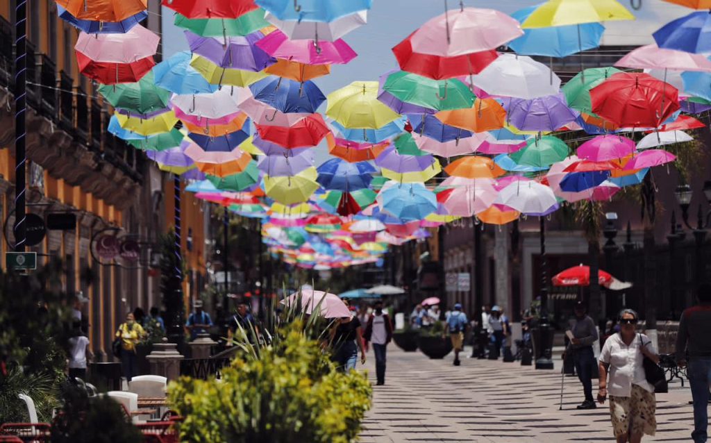 Muy chulo el Corredor Constitución con sombrillas de colores paseantes