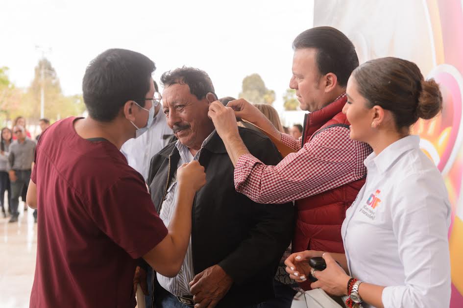 Con Marisol y Esteban duranguenses vuelven a escuchar con aparatos auditivos gratuitos3