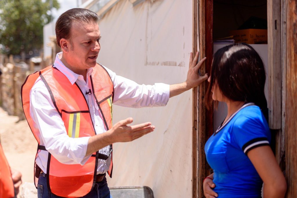 Daniela Alvarado cumplirá sueño de volver a la escuela porque Esteban la atiende y resuelve en caliente